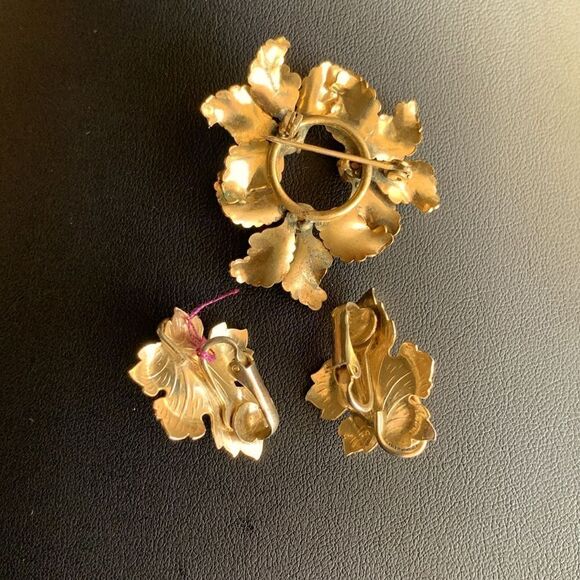 Lovely Vintage Genuine Pearls in Brushed Gold Leaves Brooch n CLIP Earrings Set - Picture 4 of 4